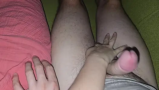 Azgın karım büyük yarağımla oynuyor ve bana ateşli bir sakso çekiyor