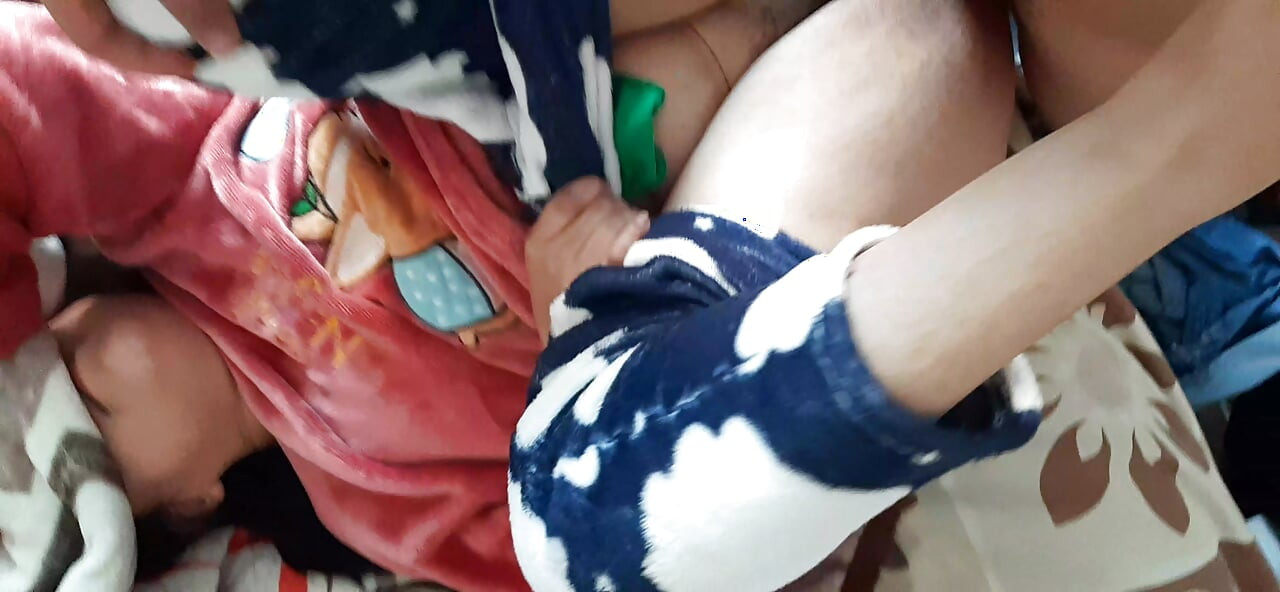 Üvey kuzenler pijama partisi yapıyor ve sonunda çok lezzetli bir sabah geçiriyor