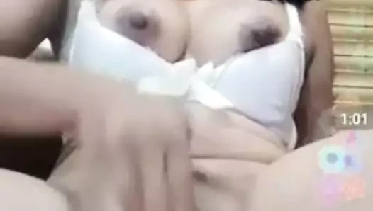 Asya üzerinde kam gösterme ona kel kedi ve oyuncak