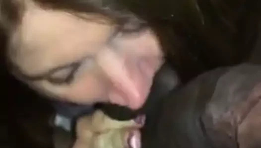 Güzel milf emme bir büyük siyah horoz