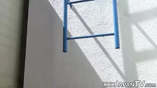 Japon kız öğrenci güpegündüz kendisi ile oynuyor