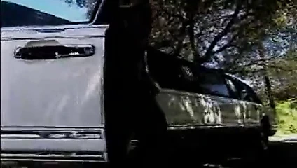 Kızıl saçlı gelin kiliseye giderken eğleniyor