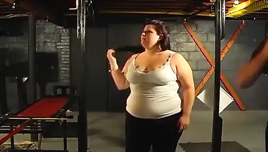 Azgın iri güzel kadın bağlanıyor ve şaplak atıyor