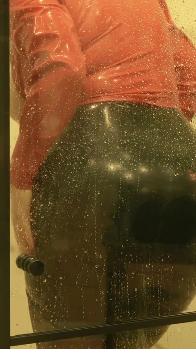 Lateks kauçuklu seksi orta yaşlı seksi kadın - duş striptiz