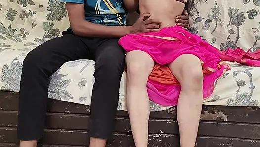 Hintli kız erkek arkadaşında sert sikişiyor