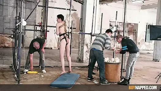 Usta Alex Faux bağlı sevimli twink Maxxie Rivers'ı tokatlıyor