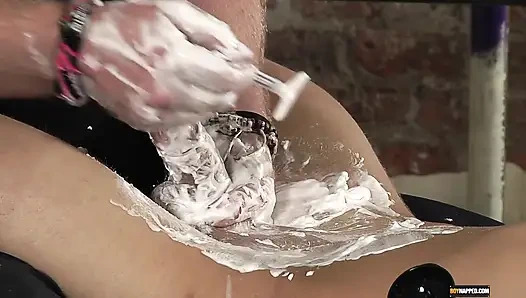 Tıraşlı ve döle okşanmış