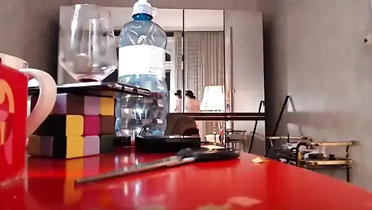 Büyük götlü kamera kızı canlı pastaya oturuyor