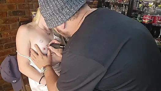 Üvey kız kardeş meme ucunun yanında külotsuz kalp dövmesi istiyor