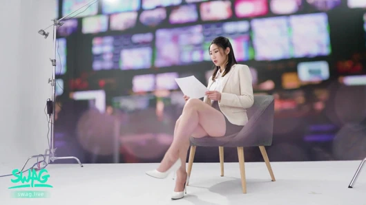 Asyalı haber spikeri yayın yaparken sikiliyor.