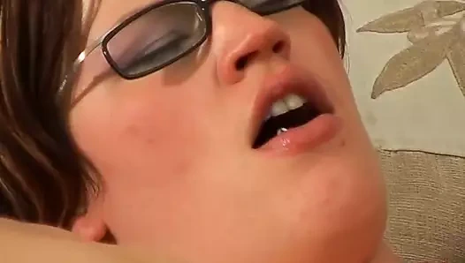 Çarpıcı Fransız bayan amını tıraş ediyor ve sikiyor