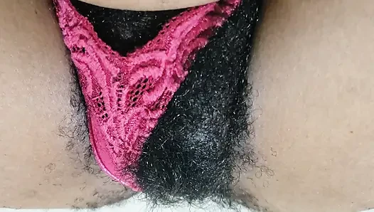 Külotunu bir kenara koyan güzel olgun orta yaşlı seksi kadın kıllı amcık