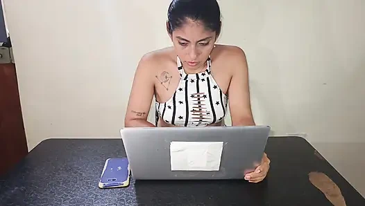 Dizüstü bilgisayarı tamir etmeye gelen teknisyenin yarağını emiyor - genç kadınla ev yapımı seks yaşlı adam