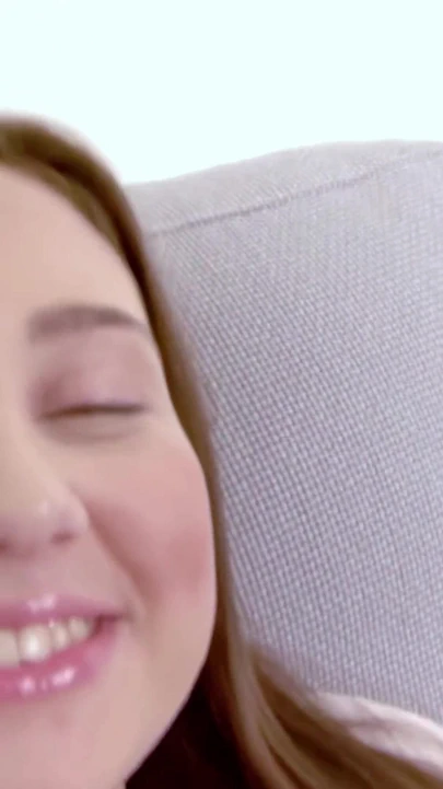 18 yaşındaki Lana dildoyla oynuyor ve götünü sert siktiriyor