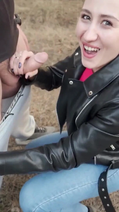 Мощный момент из "Две горячие телочки снимают друг друга моим членом и принимают огромный камшот на лицо в качестве награды 💦 "