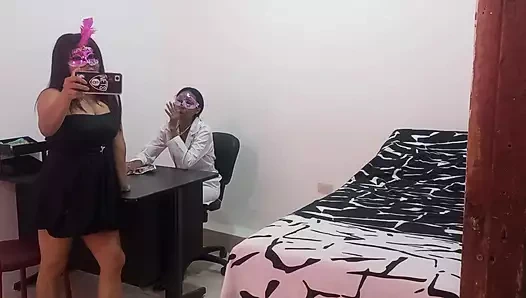 Lezbiyen doktor ve en iyi arkadaşı doktorun ofisinde mastürbasyon yapıyor