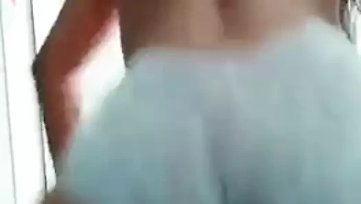 Gerçekten ateşli kıçımla dans ediyorum