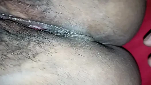 Sürtük orta yaşlı seksi kadının vajinasını alıp açıyorum