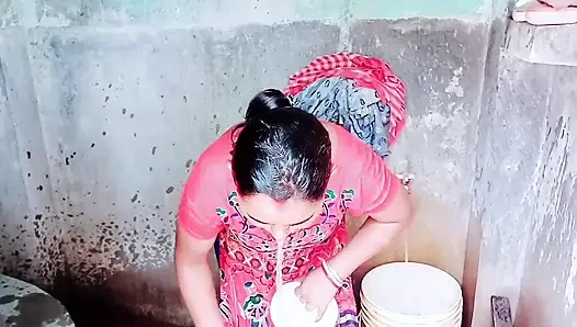 Üvey anne film izlerken üvey oğlunun ereksiyonunu fark ediyor - büyük götlü ve büyük memeli orta yaşlı seksi kadın