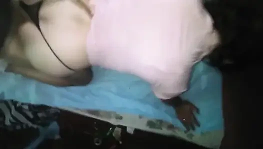 Kısa pembe domaltmalı elbisesiyle tangamı yana doğru koşuyorum