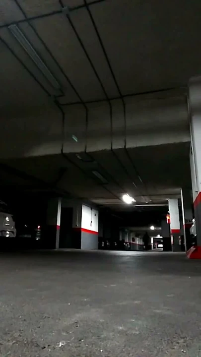 Yeraltı otoparkında çıplak