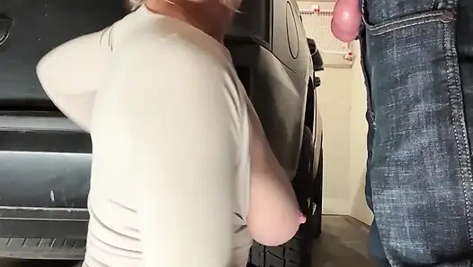 Une femme sexy parfaite suce une grosse bite