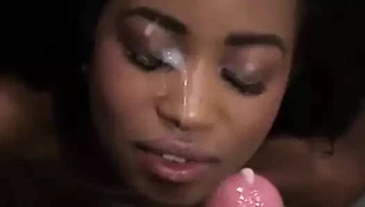 Çok güzel abanoz kız arkadaş handjob için almak bir yüz