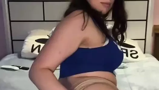 18 yaşındaki güzellik soyunuyor ve kendisiyle oynuyor