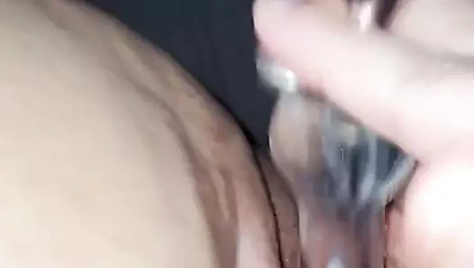 Kremsi kıllı bbw orgazm üzerinde cam değnek, teaser
