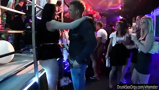 Sinfully parti civcivler dans ve kahrolası