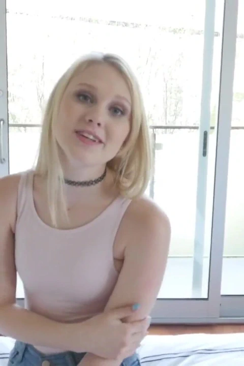 Sevimli sarışın üvey kız kardeş yakalanıyor ve sikiliyor