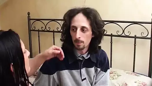 İç çamaşırlı ve külotlu çoraplı muhteşem esmer orta yaşlı seksi kadın ateşli anal sahnede istekli sevgilisi tarafından sikilmeye hazır