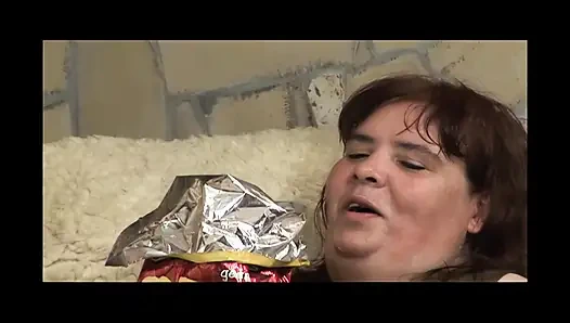 Şişman kız horoz için savaşıyor