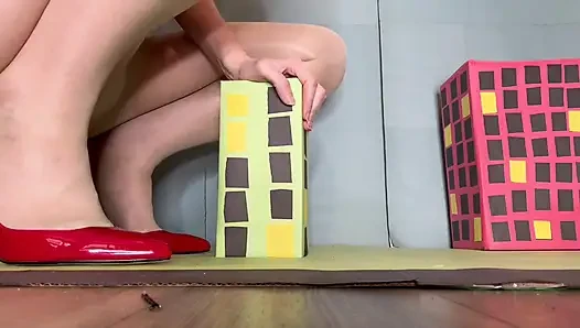 Mayors Giantess asistanı şehri parçalıyor