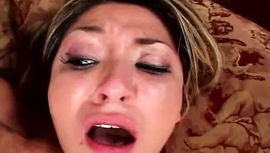 Edepsiz porno yıldızı fahişe götünde yarağın tadını çıkarıyor