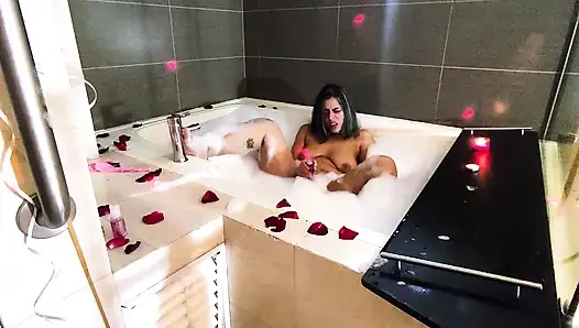 Романтическая и мокрая мастурбация в ванне для тебя, с лепестками пены и роз.