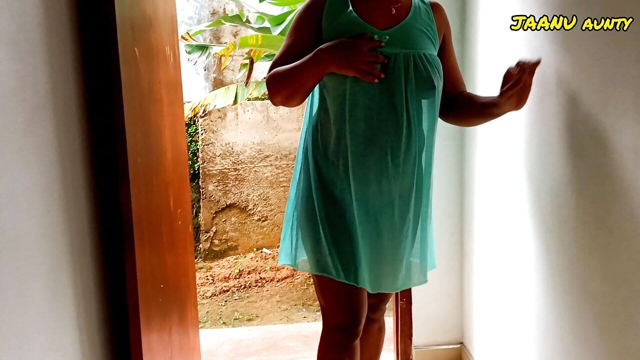 Tombul Hintli ateşli teyze jaanu banyo yapıyor
