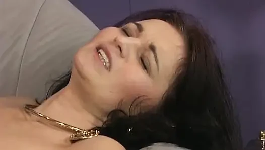 Ateşli Alman fahişeler anal dörtlü sekste salatalık ve yarak paylaşıyor
