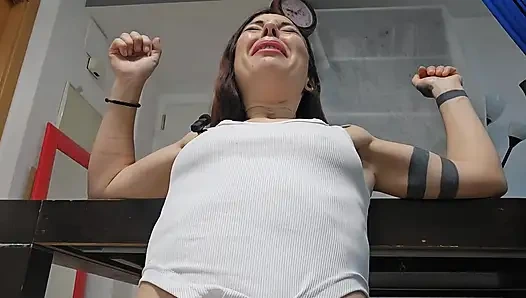 Dev kadın ayaklarımın kokusuna karşı çıkıp beni yutamazsın!