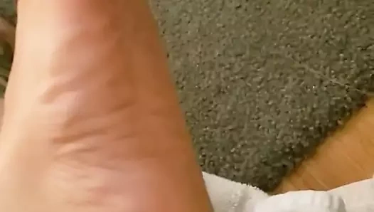 Daliyah eli ve tabanıyla dalga geçer.