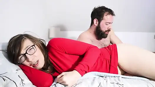 Kayınpeder parmaklıyor ve göğüslerine boşalıyor