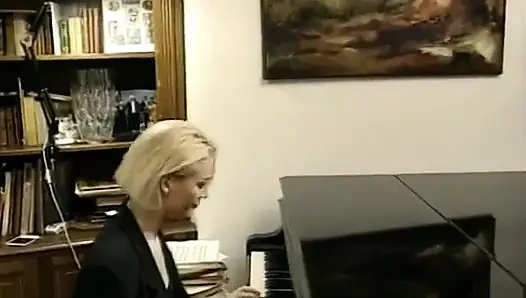 Balerina, sapık bir dans öğretmeni tarafından üçlü ilişkiye ikna edilir