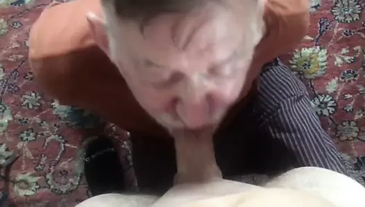 Büyük çük latin büyükbabanın diş etlerini seviyor