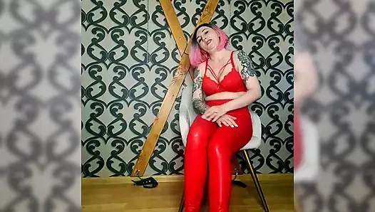 Lady Angela Polonyalı dil kokan spor ayakkabı fetişi kırmızı lateks tayt çıplak ayaklar