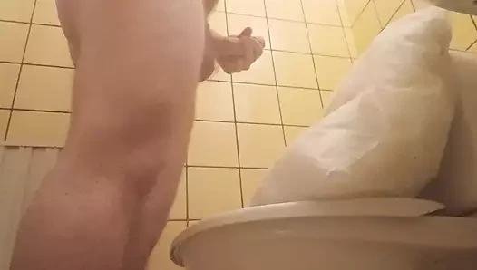 Tuvalet yastığına boşalıyor