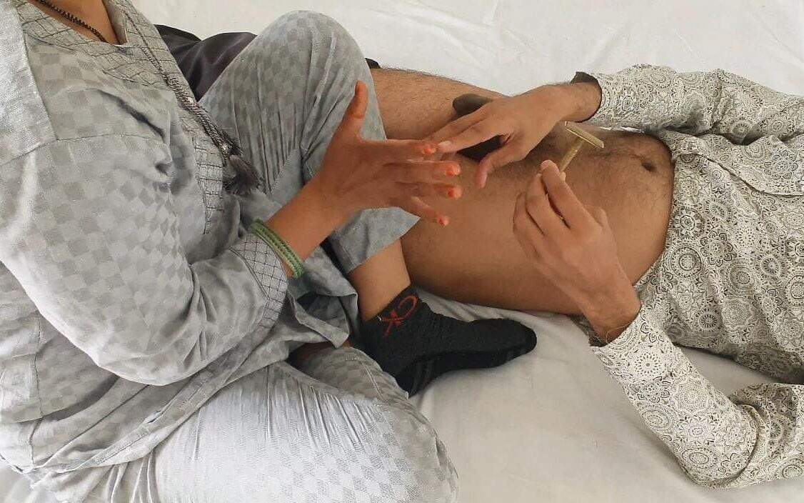 NAUKRANI VE EV SAHIBI YALNıZ OLDUKLARıNDA SERT SIKILIYOR