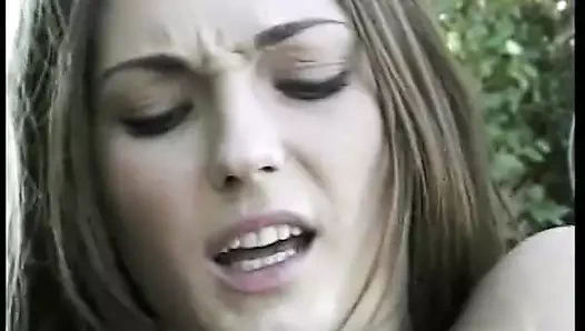 Azgın kızlar havuz başında sikişiyor ve amcıklara dildo sokuyor