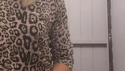 Sevimli sarışın bir barın umumi banyosunda amını parmaklıyor