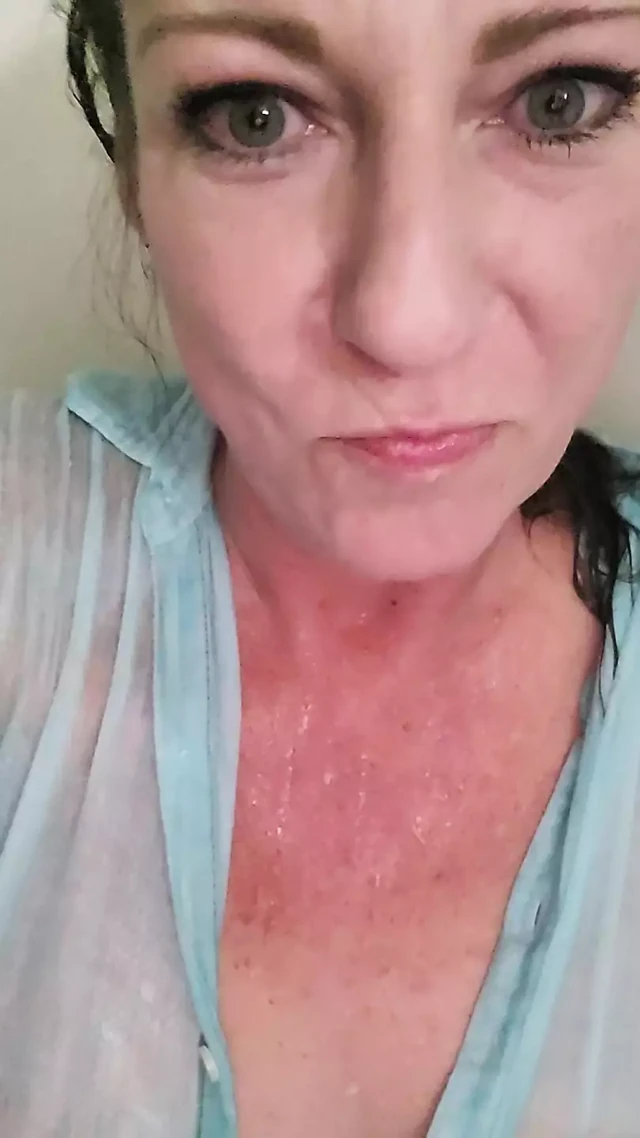 Islak yalnız ve azgın orta yaşlı seksi kadın... Duşta mastürbasyon zamanı