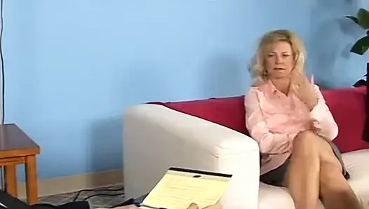 Sarışın ev hanımı Katie yarak için açıyor